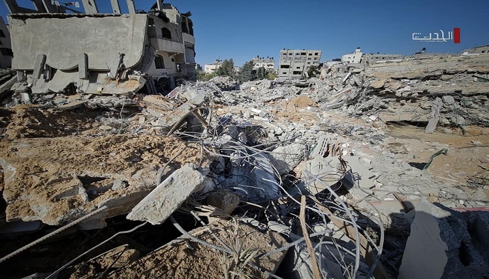 إصابة 4 مواطنين بقصف صاروخي على شقة سكنية بحي الرمال غرب مدينة غزة 