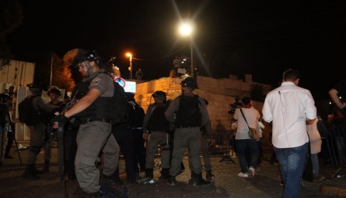 قوات الاحتلال تعتدي على المصلين قرب باب الأسباط بالقدس المحتلة
