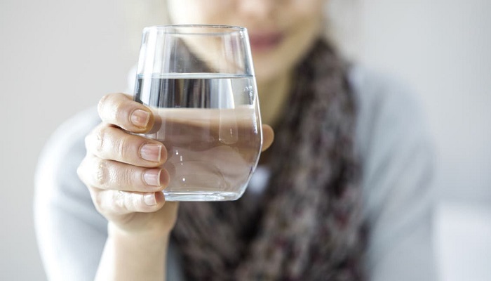 طبيبة تبدد الأسطورة الشائعة حول شرب الماء
