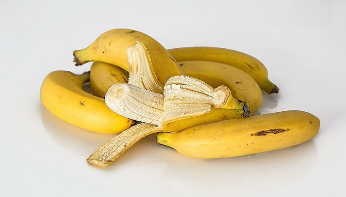 مختص تغذية يحدد الأطعمة التي لا يجوز تناولها مع الموز
