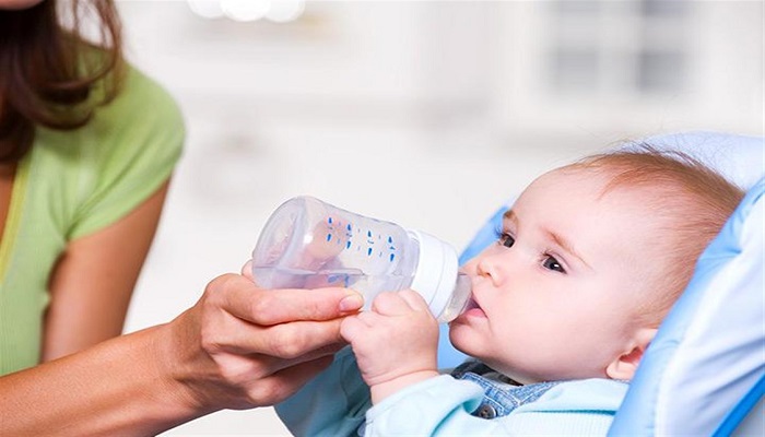 لماذا شرب الماء قد يكون قاتلا للطفل حديث الولادة ؟
