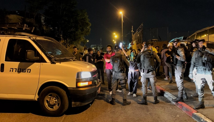 ثلاث إصابات باعتداء الاحتلال بالضرب على المواطنين بحي الشيخ جراح
