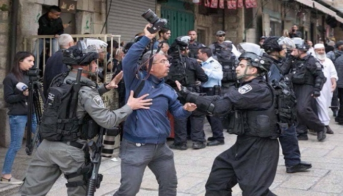 إصابة 4 مواطنين بينهم صحفية إثر قمع الاحتلال مشاركين في مؤتمر صحفي في القدس

