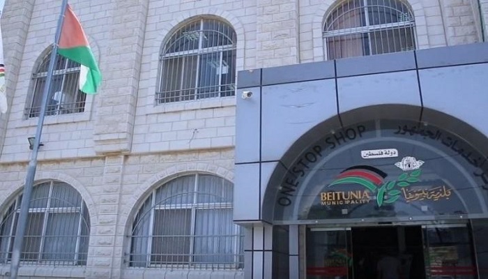 بلدية بيتونيا تعفي المتاجر الخالية من بضائع الاحتلال من رسوم الحرف