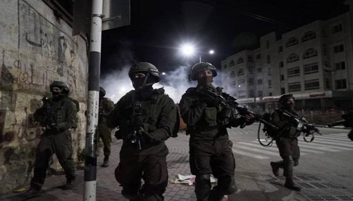 الاحتلال يعتقل 11 شابا من بيتا جنوب نابلس 