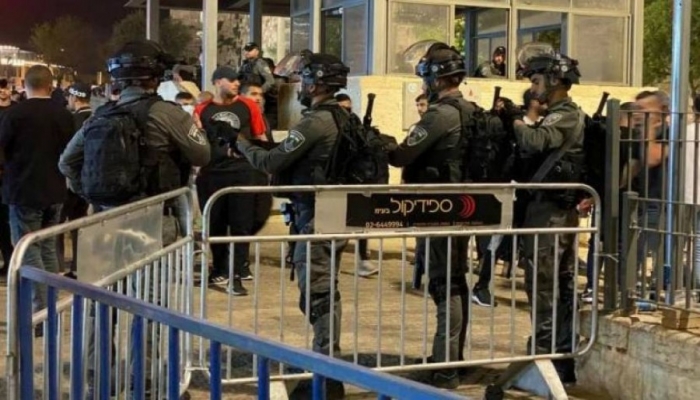الاحتلال ينشر حواجز معدنية بمنطقة باب العامود في القدس المحتلة
