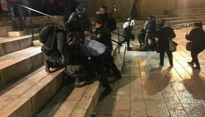 الاحتلال يعتدي على شبان قرب باب العامود في القدس المحتلة
