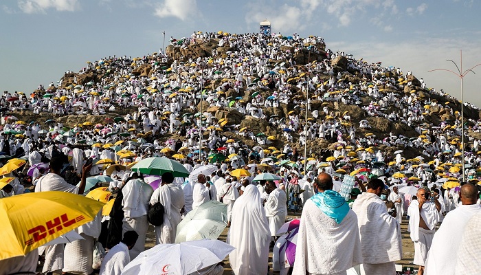 الحجاج يقفون على صعيد عرفات لتأدية الركن الأعظم اليوم

