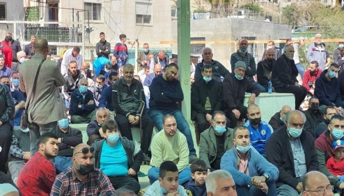 مواطنون يؤدون صلاة