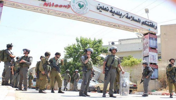 الاحتلال يغلق مدخل بلدة نعلين غرب رام الله
