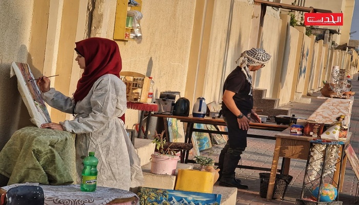 فنانان من رفح يفتحان كشكا على الرصيف ويعرضان مواهبهما لجذب الزبائن (فيديو) 