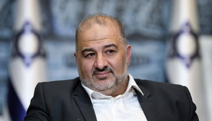 منصور عباس يعارض منح آلاف العمال الفلسطينيين التصاريح 

