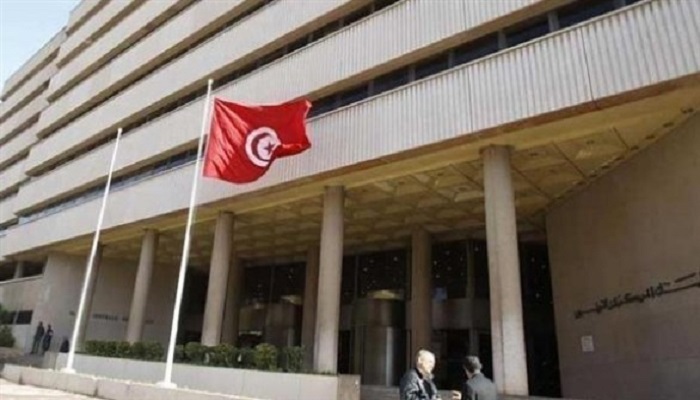 المستثمرون يسحبون مبالغ مالية كبيرة من البنوك التونسية بعد قرارات قيس سعيد
