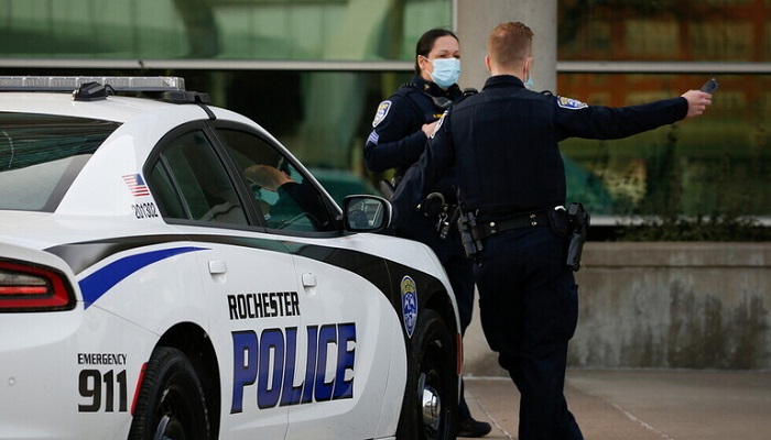 الشرطة الأمريكية تعتقل امرأة تتجول لأشهر مع جثتي طفلي شقيقتها في صندوق سيارتها

