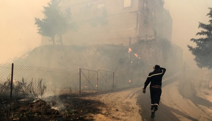 ارتفاع عدد ضحايا الحرائق في الجزائر إلى 69

