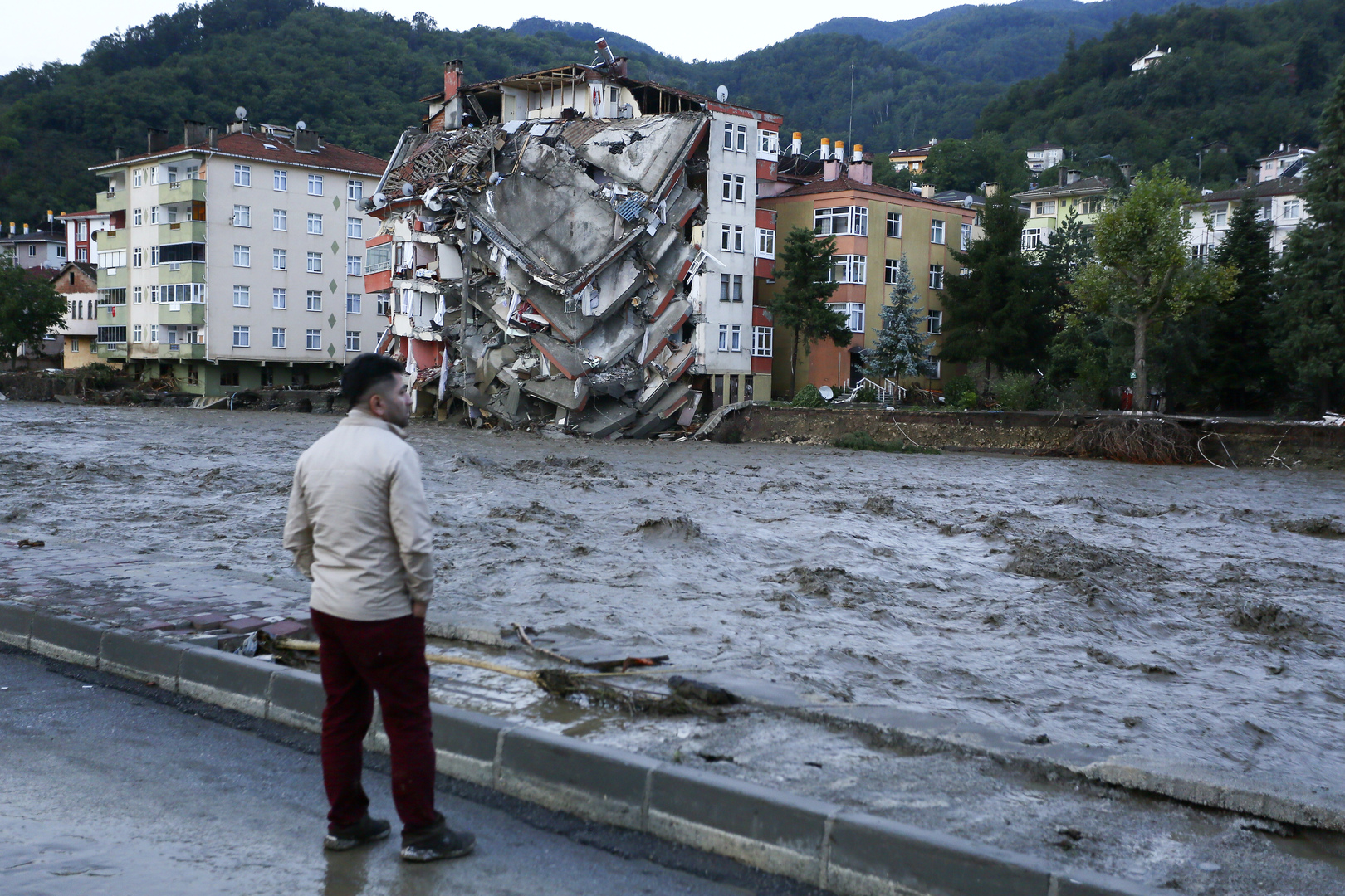 ارتفاع حصيلة ضحايا فيضانات شمال تركيا إلى 40 قتيلا

