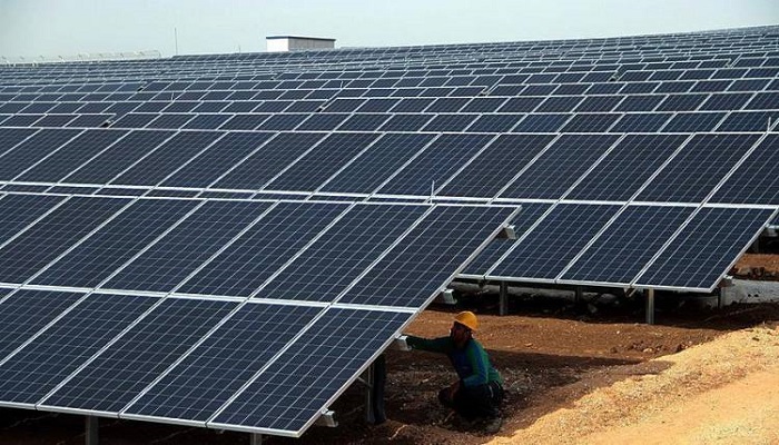 إسرائيل تطرح مناقصة لبناء محطة طاقة شمسية ضخمة 

