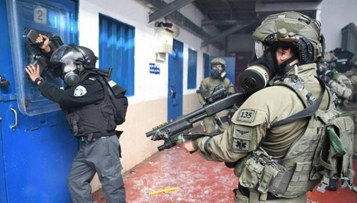 وحدات القمع تقتحم قسم 2 في سجن النقب وتعتدي على الأسرى

