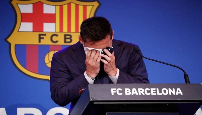 ميسي يجهش بالبكاء خلال في موتمر صحفي في وداع جماهير برشلونة