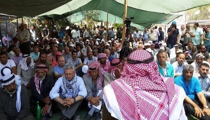 عشرات المقدسيين يؤدون الجمعة في خيمة الاعتصام بسلوان رفضا لسياسة الهدم والتهجير
