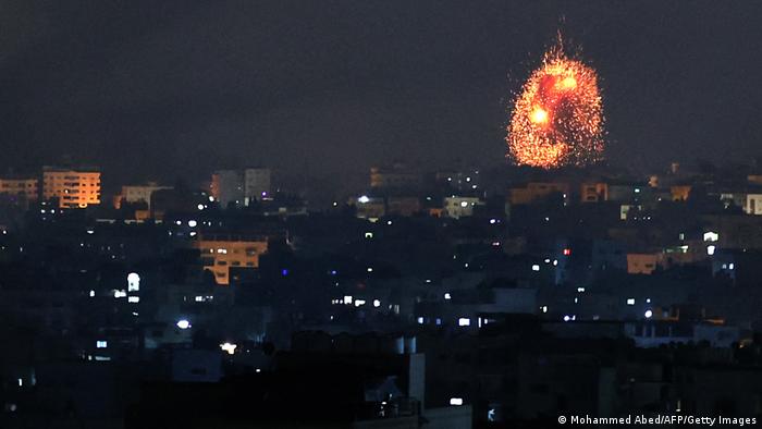 الطيران الحربي الإسرائيلي يقصف موقعين وأرض زراعية في قطاع غزة 