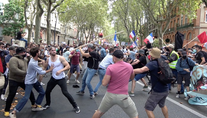 فرنسا: اشتباكات عنيفة بين المؤيدين لتلقي لقاح كورونا والمعارضين له