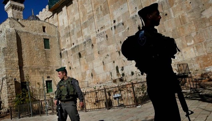 الاحتلال يغلق الحرم الإبراهيمي بالقوة ويعتدي على الزوار والمصلين
