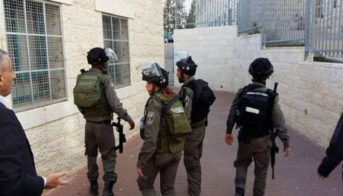 الاحتلال ينتشر في محيط مدرسة شرق بيت لحم ويعرقل سير العملية التعليمية
