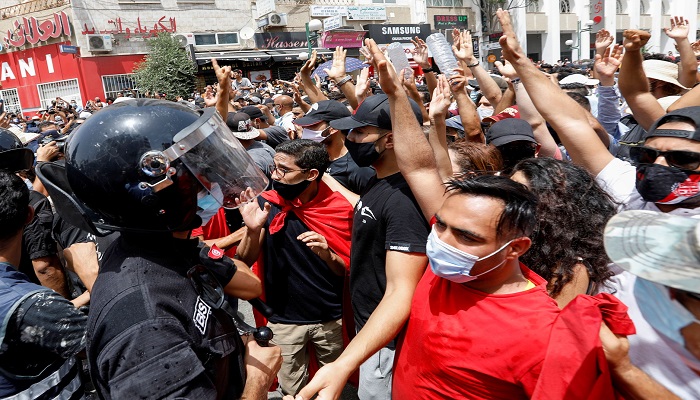 مظاهرة في تونس تطالب بإنهاء الإجراءات الاستثنائية
