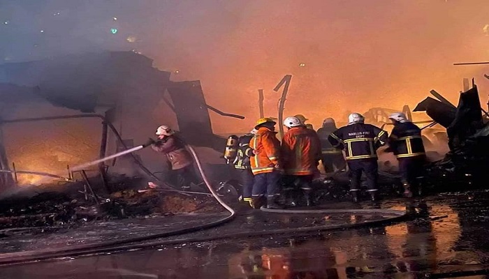 حريق ضخم وسط مدينة نابلس 

