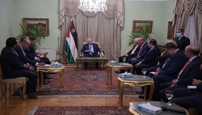 الرئيس عباس عن لقائه بغانتس: طلبنا باعتراف إسرائيل بالشرعية الدولية 

