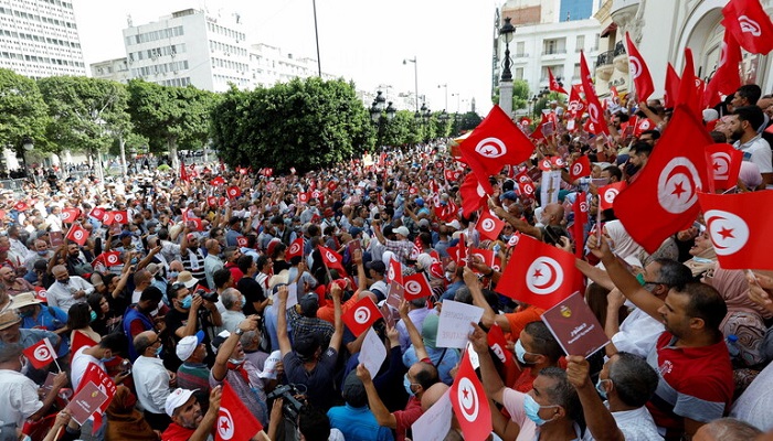 تونس.. وقفة احتجاجية على الإجراءات الاستثنائية والقرارات الأخيرة للرئيس قيس سعيد

