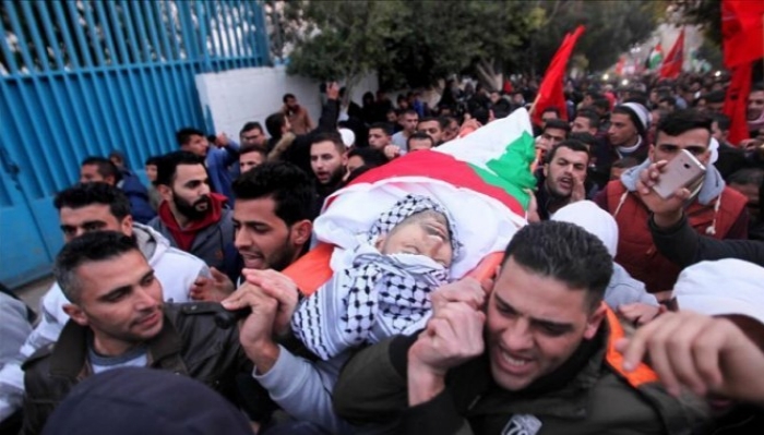 جماهير غفيرة تشيع الشهيد صالح الذي استشهد على حدود غزة
