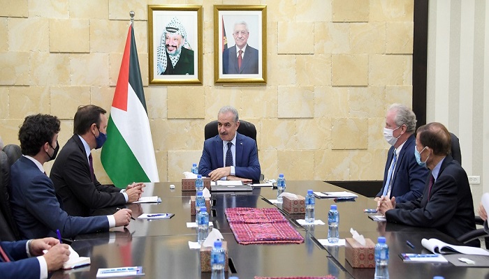 اشتية يطالب الإدارة