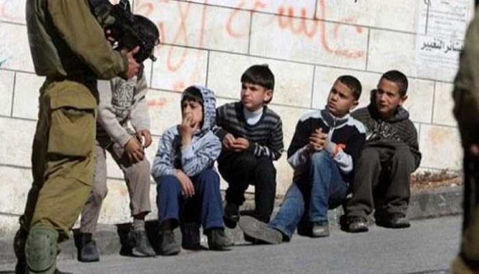 جيش الاحتلال يعتقل 5 أطفال من الخليل
