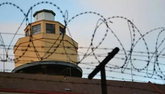 هآرتس: إدارة السجون خضعت لتهديدات أسرى الجهاد في عوفر
