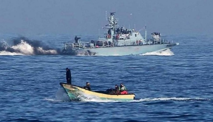 زوارق الاحتلال تطلق نيرانها تجاه مراكب الصيادين في بحر غزة
