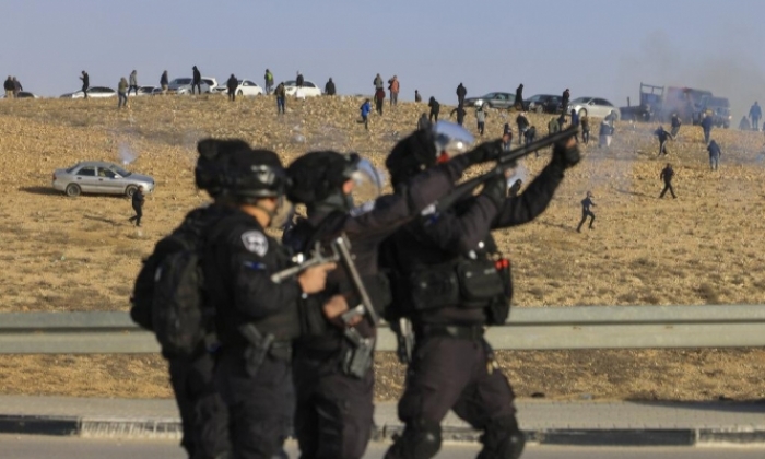 الاحتلال يستخدم العنف والغاز لتفريق تظاهرة في النقب ويشن حملة اعتقالات 
