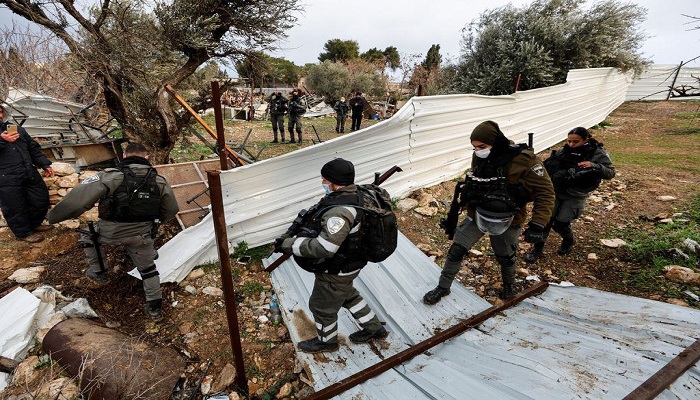 اعتقل 27 فلسطينيا من داخله.. الاحتلال يهدم منزل صالحية بالشيخ جراح

