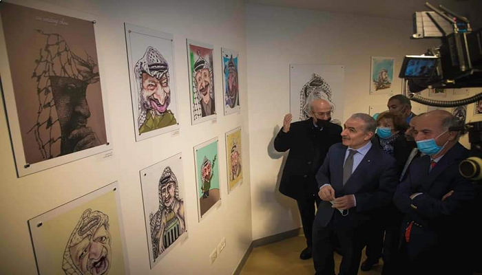 بعد انتقادات واسعة.. مؤسسة ياسر عرفات تزيل صورا مسيئة للرئيس الراحل 

