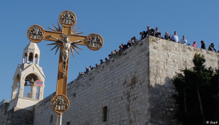الكنائس التي تسير حسب التقويم الغربي في فلسطين تحتفل بعيد الغطاس
