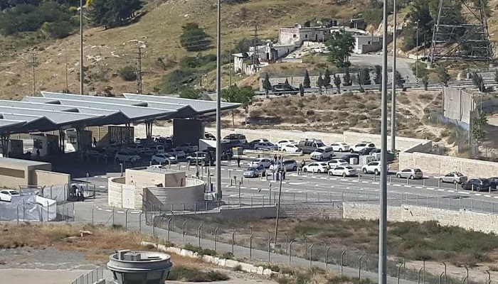 الاحتلال يغلق حاجز قلنديا العسكري ويواصل حصار مخيم شعفاط وعناتا 

