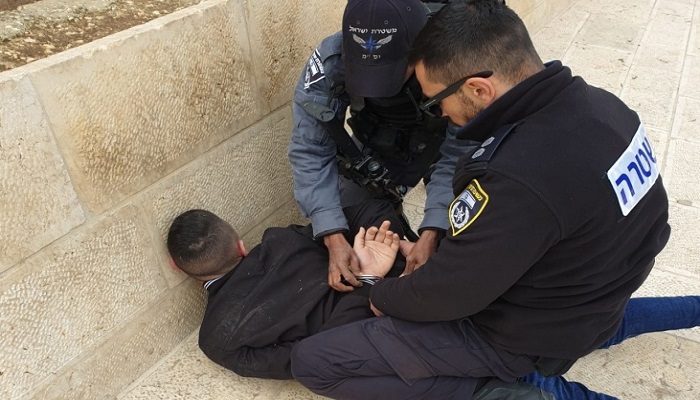 مواجهات في القدس والاحتلال يعتقل شابا بعد الاعتداء عليه قرب مخيم شعفاط 