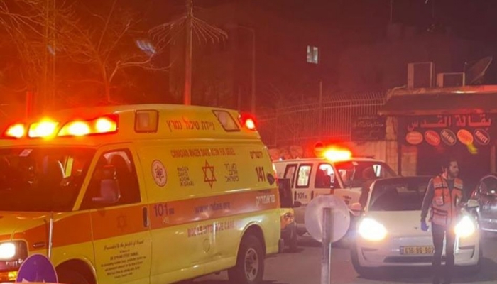 إصابة مستوطنين بالحجارة في حي الشيخ جراح 

