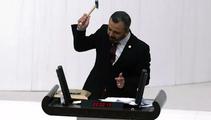 برلماني تركي يحطم هاتفه بمطرقة احتجاجا على قانون 