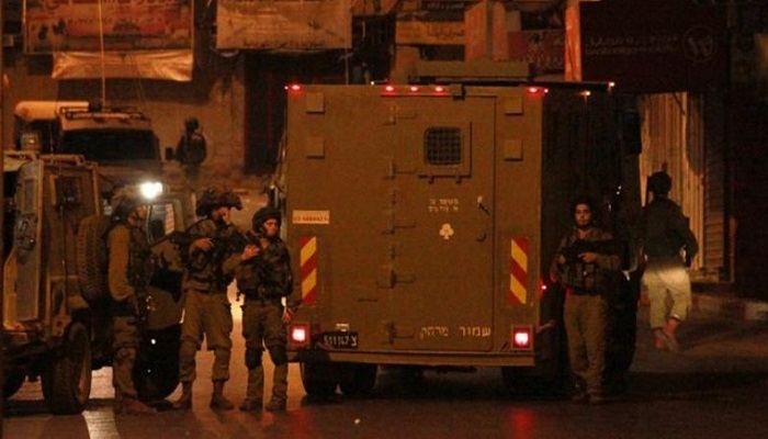 الاحتلال يزعم اعتقال 8 فلسطينيين من مخيم شعفاط بزعم مساعدة المطارد التميمي

