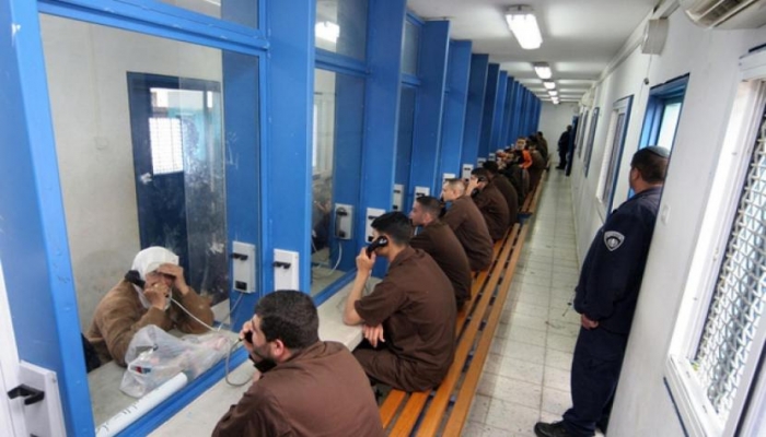 الاحتلال يلغي زيارات أهالي الأسرى غدا في 3 سجون
