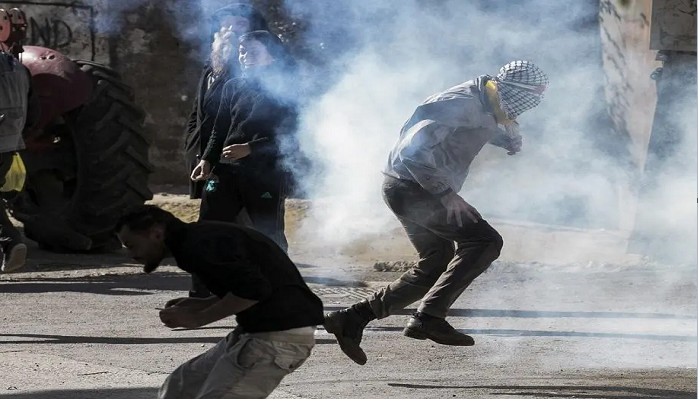 إصابات بالاختناق جراء قمع الاحتلال مسيرة لكسر الحصار عن نابلس
