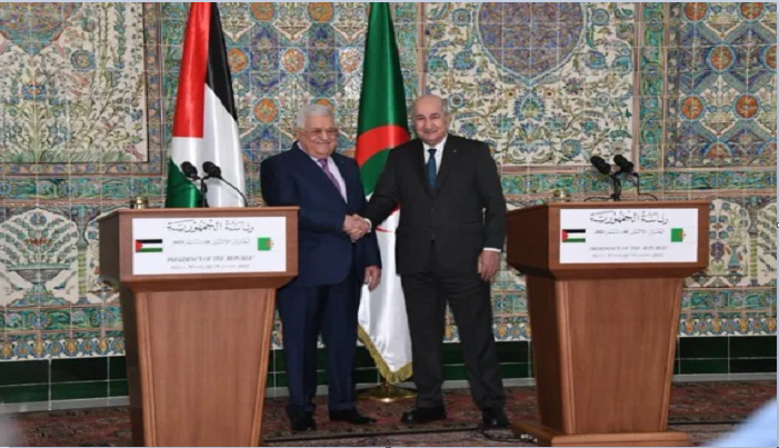 عباس يشيد بجهود الرئيس الجزائري لتحقيق المصالحة الفلسطينية
