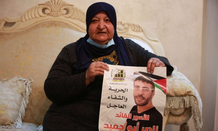 إدارة سجون الاحتلال تمنع الأسير المريض أبو حميد من الاتصال بعائلته
